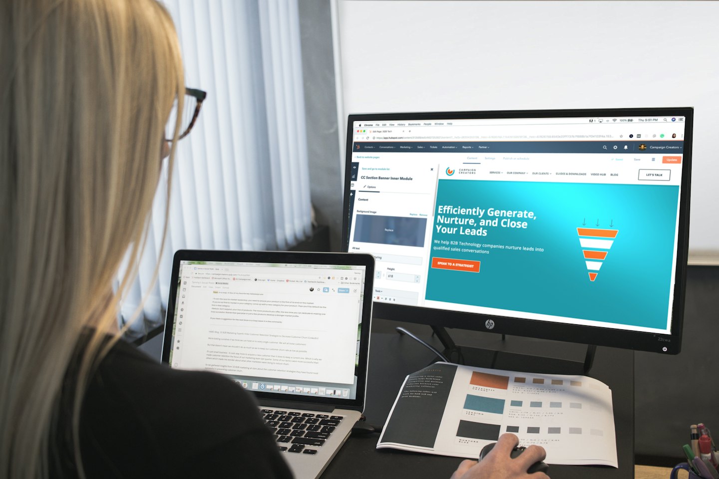 Professionell person som arbetar vid laptop och skärm med varumärkesriktlinjer.